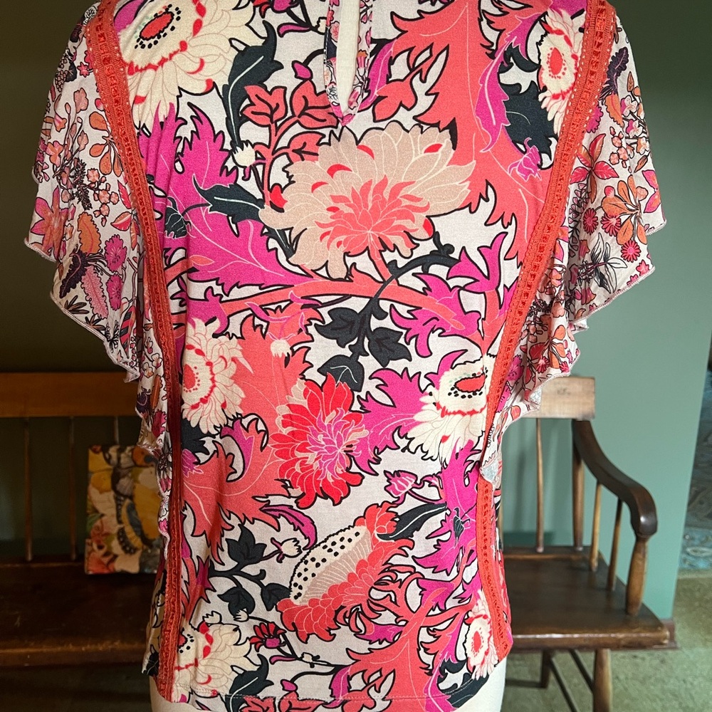 Floral Ruffle Sleeve Top - Picture 3 of 10